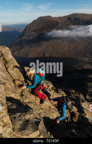 Person, die Kriechen, Klettern Welsh Mountain versuchen, Ventilator im Morgenlicht Stockfoto