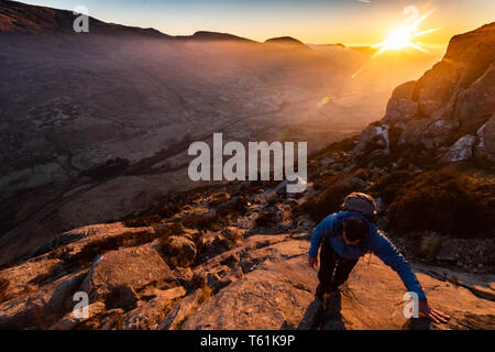 Person, die Kriechen, Klettern Welsh Mountain versuchen, Ventilator im Morgenlicht Stockfoto