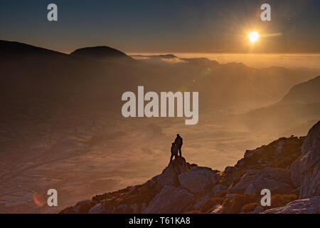 Person, die Kriechen, Klettern Welsh Mountain versuchen, Ventilator im Morgenlicht Stockfoto