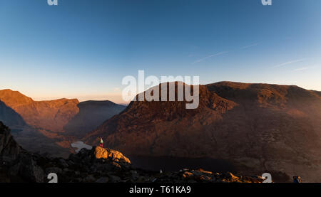 Person, die Kriechen, Klettern Welsh Mountain versuchen, Ventilator im Morgenlicht Stockfoto