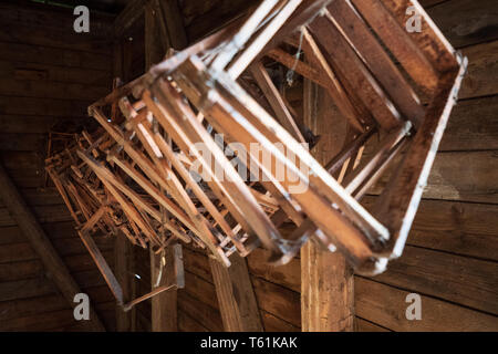 Holz- wabe Frames von der Decke eines alten Blockhaus im Salzkammergut, OÖ, Österreich hängen Stockfoto