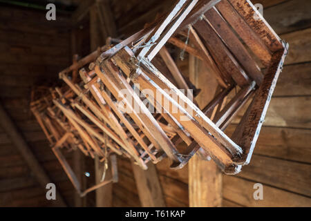 Holz- wabe Frames von der Decke eines alten Blockhaus im Salzkammergut, OÖ, Österreich hängen Stockfoto