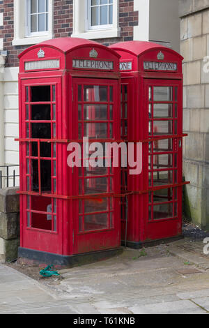 Zwei rote Telefonzellen der Klasse II stehen auf der Court Road in Bridgend, Südwales. Stockfoto