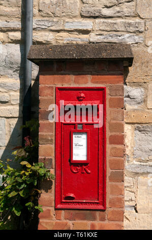 Mit einem an der Wand montierten Briefkasten in Pebworth Dorf, Worcestershire, England, Großbritannien Stockfoto