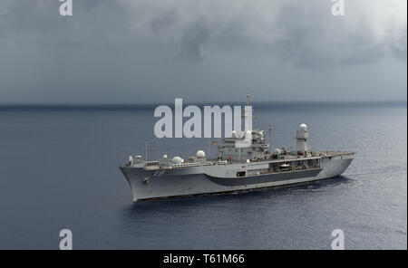 190427-N-DS 193-1873 SOUTH CHINA SEA (27. April 2019) - US 7 Flotte Flaggschiff USS Blue Ridge (LCC 19) gart Obwohl das Südchinesische Meer. Blue Ridge ist das älteste operative Schiff der Marine, das als 7. Flotte Befehl Schiff, arbeitet aktiv, um Beziehungen mit Verbündeten und Partnern in der indopazifischen Region fördern. (U.S. Marine Foto von Mass Communication Specialist 2. Klasse Adam K. Thomas) Stockfoto