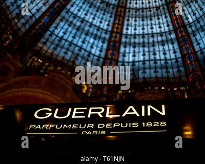 Paris, Frankreich, August 18,2018: Guerlain Logo auf dem Display in der Galeries Lafayette Stockfoto