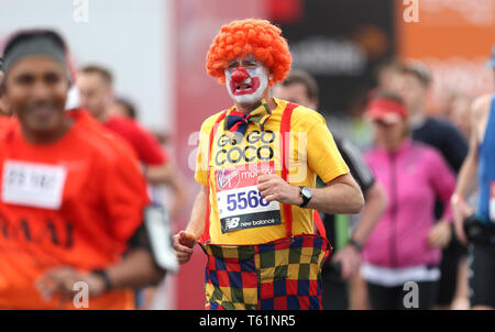 Läufer in Fancy Dress während der 2019 Virgin Money London Marathon. Stockfoto