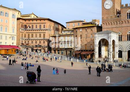 Siena, Italien - 03. März 2019: Piazza del Campo in der toskanischen Stadt, in der Nähe von Florenz in Italien. Der Platz ist berühmt in der ganzen Welt als die berühmten Pali Stockfoto