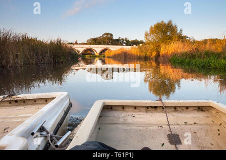 Bootsfahrten auf dem Fluss Hortobágy in der Großen Ungarischen Tiefebene Stockfoto