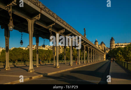 Paris, Frankreich, August 19,2018: Blick von Pont de Bir-Hakeim (ehemals Pont de Passy) - eine Brücke, die den Fluss überquert. Zentrale arch wit eingerichtet Stockfoto