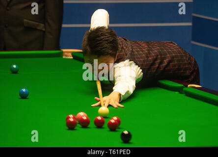 Zhou Yuelong bei Tag neun Der2019 Betfred Weltmeisterschaft an den Tiegel, Sheffield. Stockfoto