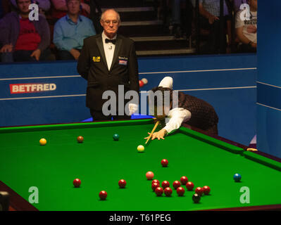 Zhou Yuelong bei Tag neun Der2019 Betfred Weltmeisterschaft an den Tiegel, Sheffield. Stockfoto