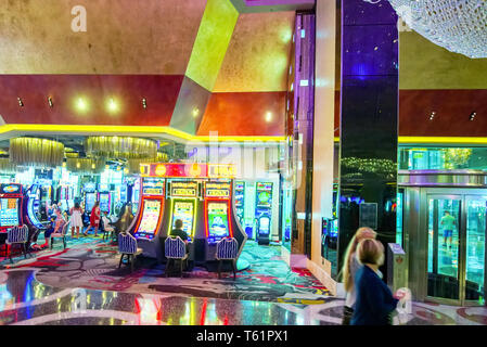 Las Vegas, Nevada, USA - 15. September 2018: Innenraum des Casino ist innen - Spieltische, Spielautomaten, Roulette. Stockfoto