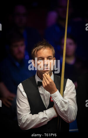 Ali Carter bei Tag neun Der2019 Betfred Weltmeisterschaft an den Tiegel, Sheffield. Stockfoto