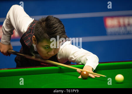 Zhou Yuelong bei Tag neun Der2019 Betfred Weltmeisterschaft an den Tiegel, Sheffield. Stockfoto