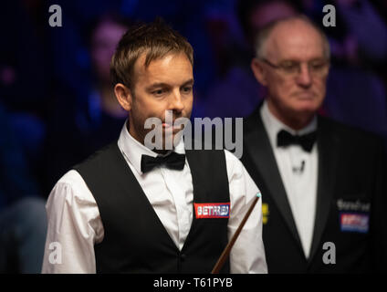 Ali Carter bei Tag neun Der2019 Betfred Weltmeisterschaft an den Tiegel, Sheffield. Stockfoto