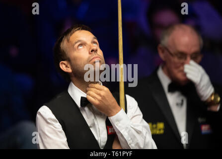 Ali Carter bei Tag neun Der2019 Betfred Weltmeisterschaft an den Tiegel, Sheffield. Stockfoto