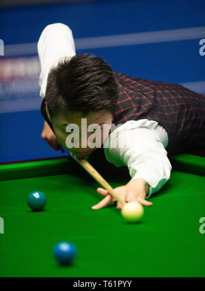 Zhou Yuelong bei Tag neun Der2019 Betfred Weltmeisterschaft an den Tiegel, Sheffield. Stockfoto