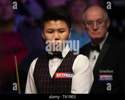 Zhou Yuelong bei Tag neun Der2019 Betfred Weltmeisterschaft an den Tiegel, Sheffield. Stockfoto