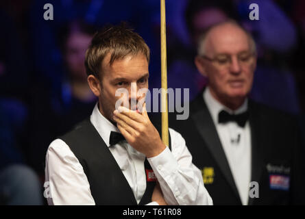 Ali Carter bei Tag neun Der2019 Betfred Weltmeisterschaft an den Tiegel, Sheffield. Stockfoto
