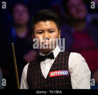 Zhou Yuelong bei Tag neun Der2019 Betfred Weltmeisterschaft an den Tiegel, Sheffield. Stockfoto