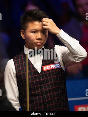 Zhou Yuelong bei Tag neun Der2019 Betfred Weltmeisterschaft an den Tiegel, Sheffield. Stockfoto