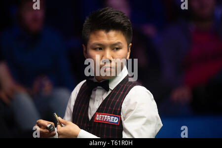 Zhou Yuelong bei Tag neun Der2019 Betfred Weltmeisterschaft an den Tiegel, Sheffield. Stockfoto