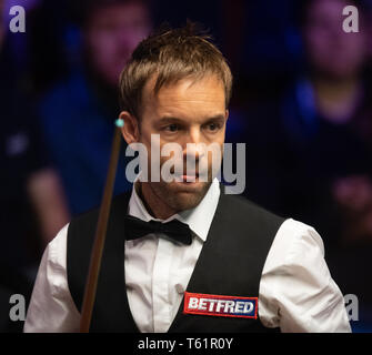 Ali Carter bei Tag neun Der2019 Betfred Weltmeisterschaft an den Tiegel, Sheffield. Stockfoto