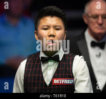 Zhou Yuelong bei Tag neun Der2019 Betfred Weltmeisterschaft an den Tiegel, Sheffield. Stockfoto