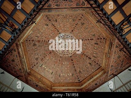 ARTESONADO MUDEJAR PROCEDENTE DEL SANTUARIO DE SAN ROMAN DEL VALLE REALIZADO EIN FINALES DEL SIGLO XV INSTALADO EN LA TORRE DEL CARACOL DE BENAVENTE. Lage: CASTILLO/Parador Nacional. Benavente. Zamora. Spanien. Stockfoto