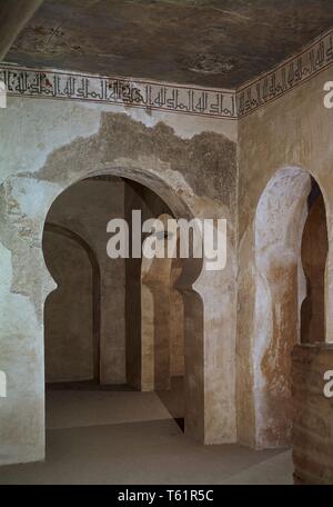 TORRE DEL TROVADOR - TERCERA PLANTA - SIGLO XI - EPOCA TAIFA - INSCRIPCIONES CUFICAS Y ARCOS DE HERRADURA. Lage: ALJAFERIA - CORTES ARAGON. Spanien. Stockfoto