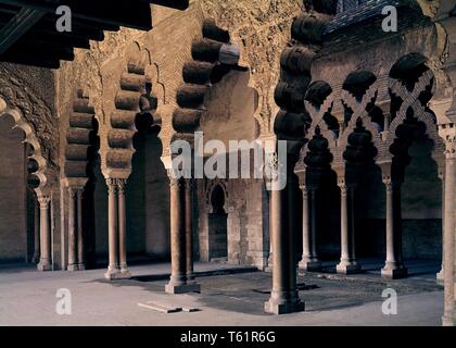 ARCOS DE LA ALJAFERIA POLILOBULADOS DE ZARAGOZA - ARQUITECTURA HISPANOMUSULMANA-SHOP DE TAIFAS - SIGLO XI. Lage: ALJAFERIA - CORTES ARAGON. Stockfoto