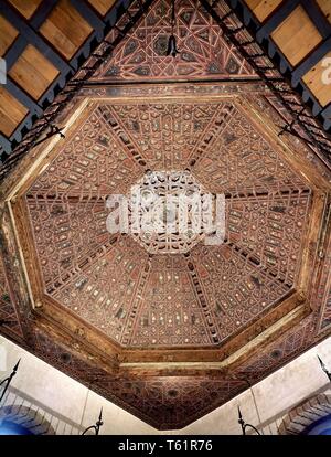 ARTESONADO MUDEJAR PROCEDENTE DEL SANTUARIO DE SAN ROMAN DEL VALLE REALIZADO EIN FINALES DEL SIGLO XV INSTALADO EN LA TORRE DEL CARACOL DE BENAVENTE. Lage: CASTILLO/Parador Nacional. Benavente. Zamora. Spanien. Stockfoto