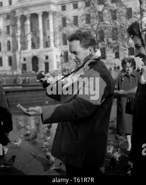 Der Mann mit der Kamera auf dem Trafalgar Square. Amateur Foto von einer Familie auf Urlaub in London, England. Foto von Tony Henshaw Stockfoto