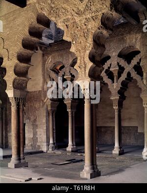 ARCOS DE LA ALJAFERIA POLILOBULADOS DE ZARAGOZA - ARQUITECTURA HISPANOMUSULMANA-SHOP DE TAIFAS - SIGLO XI. Lage: ALJAFERIA - CORTES ARAGON. Stockfoto