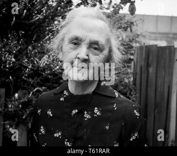 Portrait von einer alten Frau. Amateur Foto von einer Familie Sammlung in England. c 1950 Foto von Tony Henshaw Stockfoto