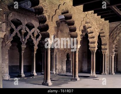 ARCOS DE LA ALJAFERIA POLILOBULADOS DE ZARAGOZA - ARQUITECTURA HISPANOMUSULMANA-SHOP DE TAIFAS - SIGLO XI. Lage: ALJAFERIA - CORTES ARAGON. Stockfoto