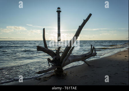 Skew Leuchtturm an der Ostsee. Kiipsaar, Harilaid, Saaremaa, Estland, Europa. Stockfoto