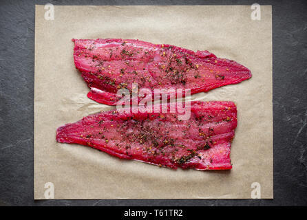 Zwei Filets, Pollack pollachius pollachius, aus einem Fisch, die auf der Stange und Line in den Englischen Kanal vom Boot aus gefangen wurde. Es wurde verwendet, um Uhr machen Stockfoto