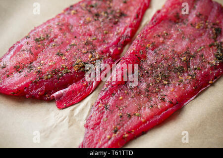 Zwei Filets, Pollack pollachius pollachius, aus einem Fisch, die auf der Stange und Line in den Englischen Kanal vom Boot aus gefangen wurde. Es wurde verwendet, um Uhr machen Stockfoto