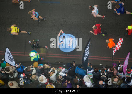 Läufer auf der Tower Bridge während der 2019 Virgin Money London Marathon. Stockfoto