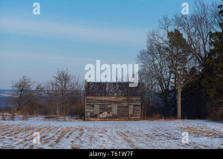 Ein verlassenes Bauernhaus in der Nähe von Cayuga Lake in New York, USA, in der Fingerlakes Region. Stockfoto