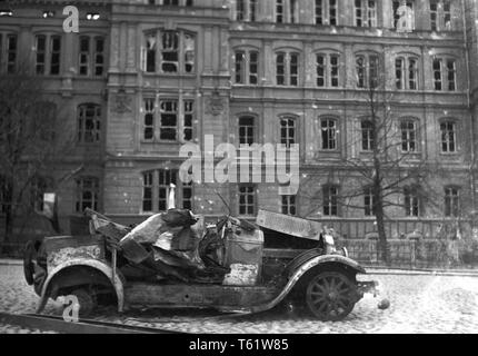 Im Winter Krieg. Ein militärischer Konflikt zwischen der Sowjetunion und Finnland. Es begann mit einer sowjetischen Invasion im November 1939, als sowjetische infantery die Grenze auf der Karelischen Landenge gekreuzt. Hier von der finnischen Hauptstadt Helsinki ein Auto durch die sowjetischen Flugzeuge Bomben getroffen wurde. Mehr als 100000 Bomben getroffen Helsinki während des Krieges. Dezember 1939. Foto Kristoffersson ref 92-6 Stockfoto