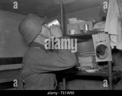 Im Winter Krieg. Ein militärischer Konflikt zwischen der Sowjetunion und Finnland. Es begann mit einer sowjetischen Invasion im November 1939, als sowjetische infantery die Grenze auf der Karelischen Landenge gekreuzt. Über 9500 Schwedische freiwillige Soldaten im Krieg teilgenommen. Hier die Karelische Landenge Finnland. Finnische Soldaten in der Region des Dorfes Summa auf der Frontlinie an der Mannerheim Zeile in einem Maschinengewehr Nest. Es war hier die ersten sowjetischen Versuch im Dezember 1939 geschah, zu überfallen. Die Finnen abgewehrt der Sowjetischen main Truppen. Der zweite Angriff der Sowjetunion auf Summa war im Februar 1940. Foto Kristoffersson Ref. Stockfoto