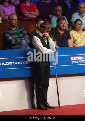 Ali Carter bei Tag neun Der2019 Betfred Weltmeisterschaft an den Tiegel, Sheffield. Stockfoto