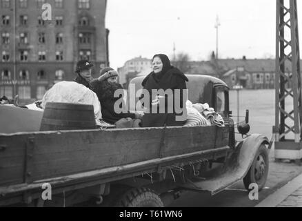 Im Winter Krieg. Ein militärischer Konflikt zwischen der Sowjetunion und Finnland. Es begann mit einer sowjetischen Invasion im November 1939, als sowjetische infantery die Grenze auf der Karelischen Landenge gekreuzt. Über 9500 Schwedische freiwillige Soldaten im Krieg teilgenommen. Hier ein Blick auf die Straße von Finnlands Hauptstadt Helsinki, wo die Leute von der Stadt aufgrund der massiven Sowjetischen Bombenangriffe evakuiert werden. Dezember 1939 Foto Kristoffersson ref 98-2 Stockfoto