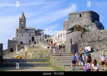 Portovenere, Italien - 19 September 2018: Touristen besuchen Sie die berühmte Kirche in der Cinque Terre in Ligurien Stockfoto