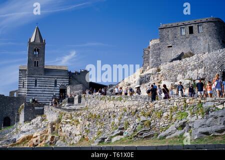 Portovenere, Italien - 19 September 2018: Touristen besuchen Sie die berühmte Kirche in der Cinque Terre in Ligurien Stockfoto