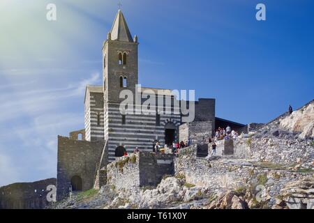 Portovenere, Italien - 19 September 2018: Touristen besuchen Sie die berühmte Kirche in der Cinque Terre in Ligurien Stockfoto