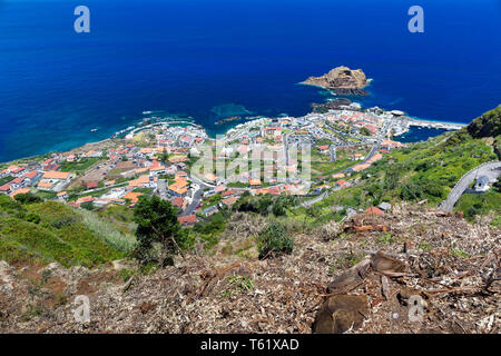 Blick von oben auf die Stadt Porto Moniz im Nordwesten der Insel Madeira an einem sonnigen Sommertag. Die Hauptattraktion des Ortes ist die natürliche Stockfoto